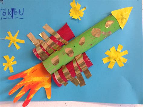 Een kind dat een raket van een wc-rol en gekleurd papier versiert.