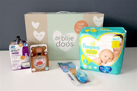 Inhoud van verschillende gratis babyboxen, met voorbeelden van producten zoals luiers, verzorgingscrèmes en speentjes.