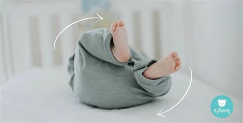 baby oefent met omrollen op een speelkleed