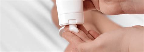 Close-up van babybillen met een laagje zinkzalf