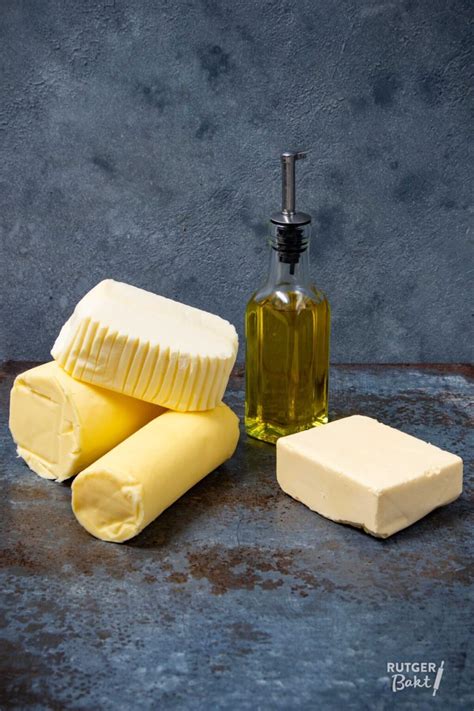 Verschillende natuurlijke babyverzorgingsproducten, zoals oliën en crèmes