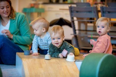 Een compilatie van foto's die de diversiteit van Kinderopvang Purmerend laten zien: kinderen die spelen, medewerkers die met hen interageren, en verschillende locaties.