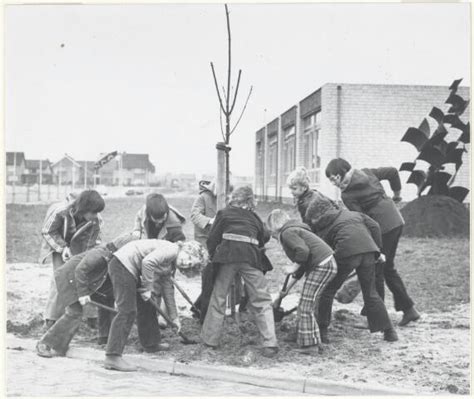 Historische foto van de Boomplantdag in Deever, circa 1963, met schoolleiders en gemeentelijke vertegenwoordigers.