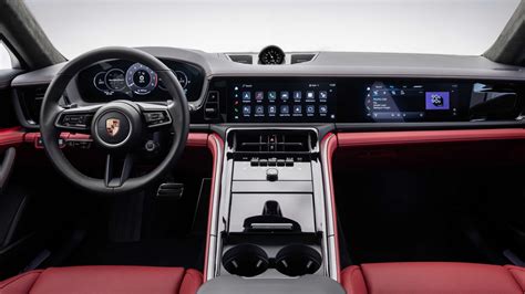 Een overzicht van het interieur van de Porsche Panamera, met nadruk op het digitale dashboard en de luxe afwerking.