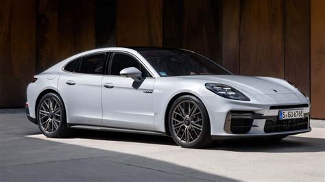 Detailfoto van de zijruitlijsten van de Porsche Panamera, die de specifieke afwerking per modelreeks toont.