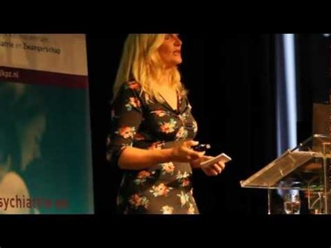 Foto van Diana Koster tijdens een lezing