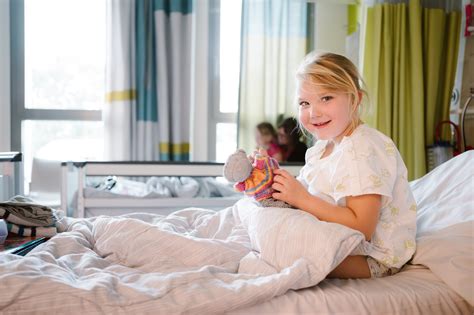 foto van een kind dat speelt met een pop in een oncologisch centrum in Minsk