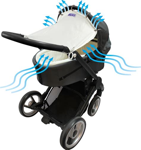 Baby vredig slapend in de kinderwagen onder een Dooky zonnescherm