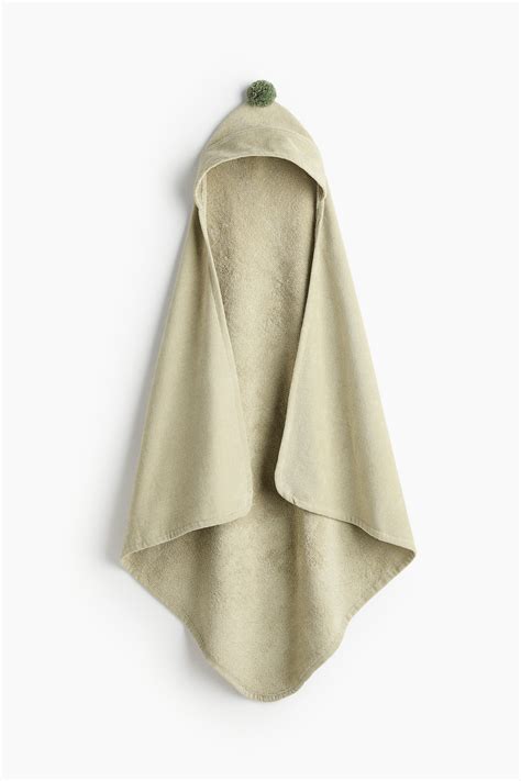 Een gedetailleerde illustratie van hoe de capuchon aan de badcape wordt genaaid.