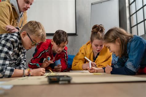 Illustratie van een klaslokaal met kinderen en leerkrachten die samenwerken