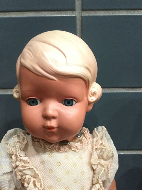 Twee antieke waspoppen uit de periode 1860-1880 en een celluloid pop.