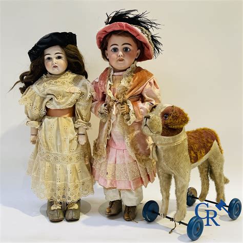 Twee antieke poppen met fijn gemodelleerde koppen.