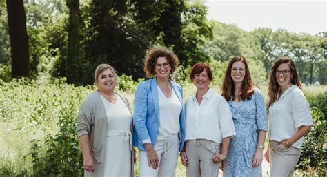 Teamfoto van verloskundigen van Geboortecentrum Medi-Mere