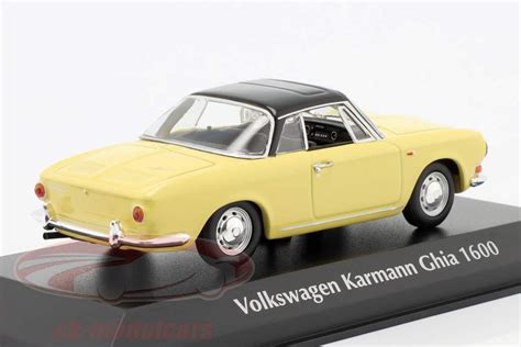 Overzicht van diverse moderne schaalmodellen van de Karmann Ghia in schaal 1:43, tentoongesteld in hun originele verpakkingen.