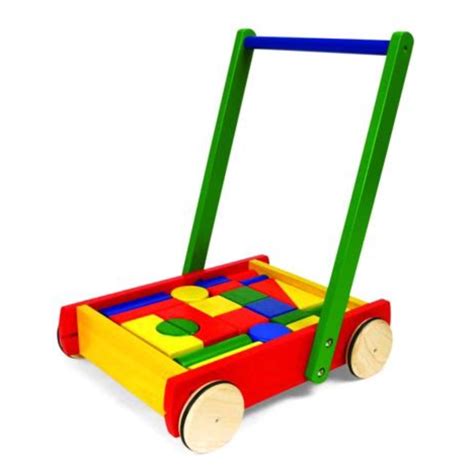 Kindje dat een houten blokkenwagen voortduwt