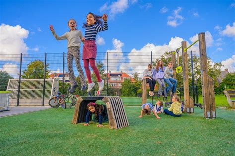 kinderen die spelen in het maiszwembad van Irrland