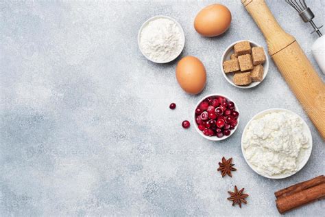 Vrouw in de keuken die ingrediënten voor kaasgerechten bekijkt