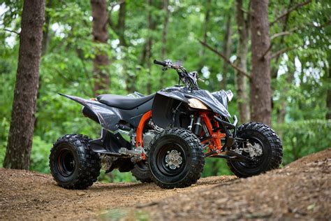Foto van een moderne Polaris quad in een off-road setting.