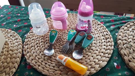 Ilustrace různých personalizovaných dětských lahviček a nádobí s jmény a vzkazy.