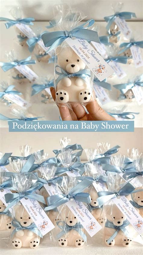 Sortiment jedlých děkovných dárků na babyshower, jako jsou personalizované čokolády, sušenky a sáčky s popcornem.