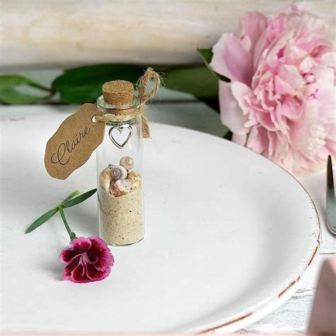 Ukázka personalizovaných mini lahviček s různými etiketami pro svatby.