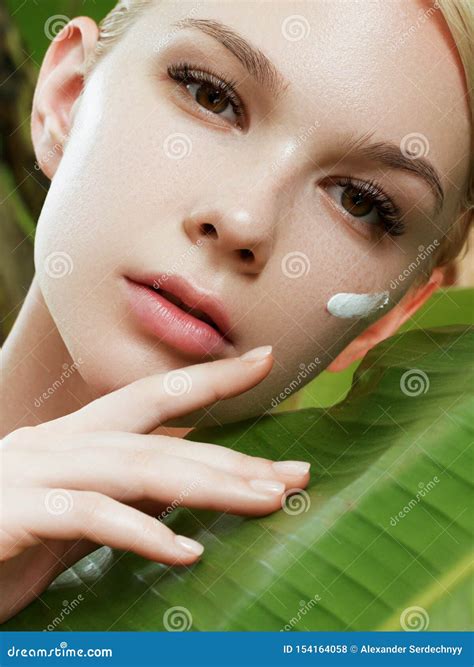 Illustratie van een baby met schone, zachte huid, met op de achtergrond Pampers Aqua reinigingsdoekjes.