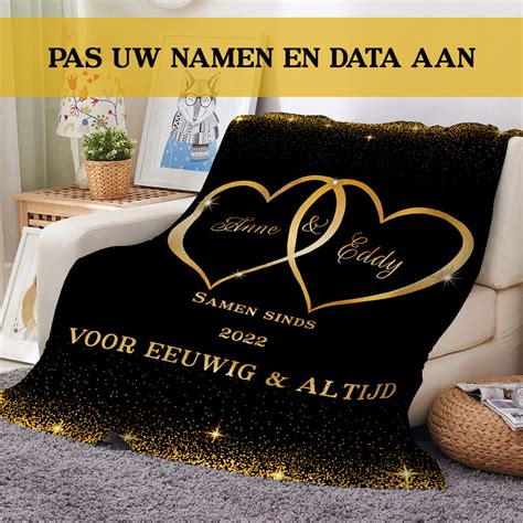 Diverse gepersonaliseerde dekentjes met kindernamen in verschillende kleuren en stijlen.