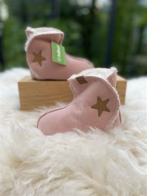 Een assortiment van schattige babyschoentjes en slippers van verschillende merken.