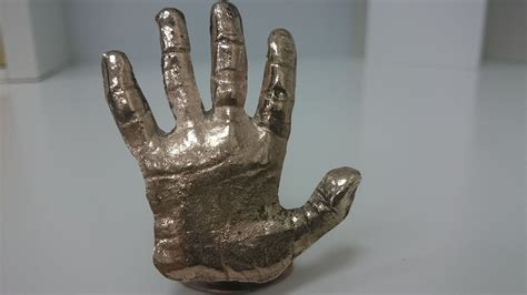 Een subtiel 3D-geprint beeldje van een babyhandje.