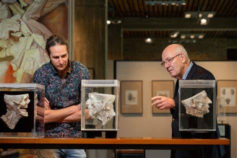 Lucas Boer, conservator van het museum, bij de teratologische collectie
