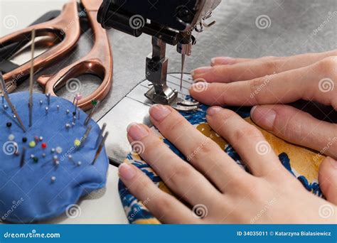 Gedetailleerde foto van het naaien van de uiteinden van de elfenmuts