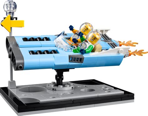 Collage van diverse moderne speelgoedauto's: een Lego Flying Moon Car, een retro loopauto, een gedetailleerde modelauto en een blikken auto.