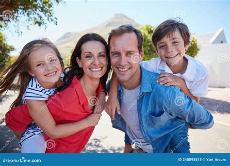 Illustratie van een gezin met jonge kinderen die gelukkig en gezond zijn.