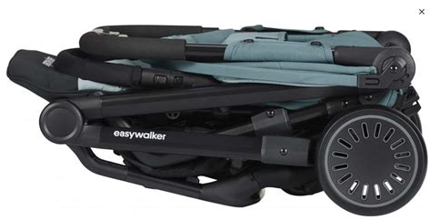 Detail van opbergruimte onder een reisbuggy