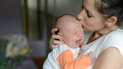 Illustratie van een baby die huilt en een ouder die hem troost