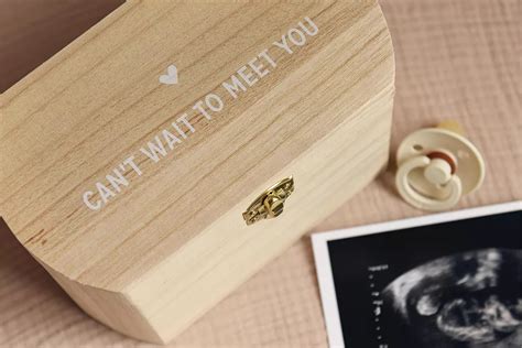 Zwangerschapsaankondiging met een waslijntje vol met babysokjes