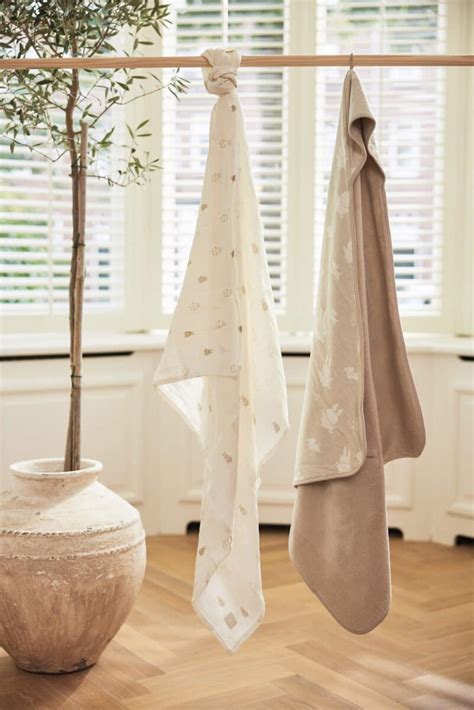 Visuele weergave van de twee maten hydrofiele doeken van Jollein naast elkaar.