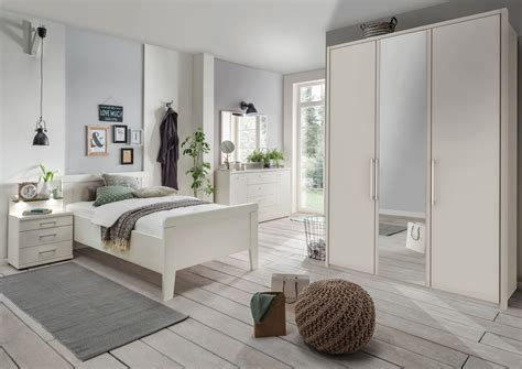 Overzicht van verschillende stijlen tweepersoons ledikanten, van landelijk tot modern.