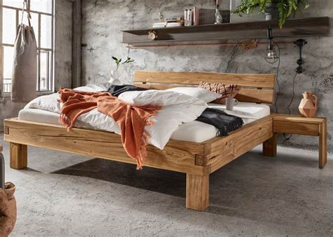 Voorbeeld van een robuust houten balkenbed met een industriële uitstraling.