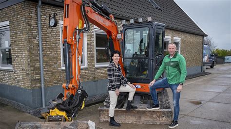 Foto van een familiebedrijf dat trots hun drukwerk presenteert.