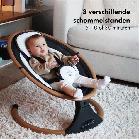 Een baby in een moderne, stijlvolle wipstoel