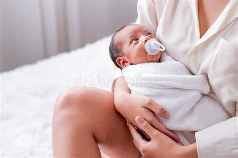 Een zorgzame ouder die de hiel van een pasgeboren baby vasthoudt, klaar voor de hielprik.