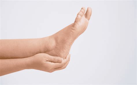 Een gedetailleerde illustratie van de hiel van een baby met de juiste priklocatie voor de hielprik.