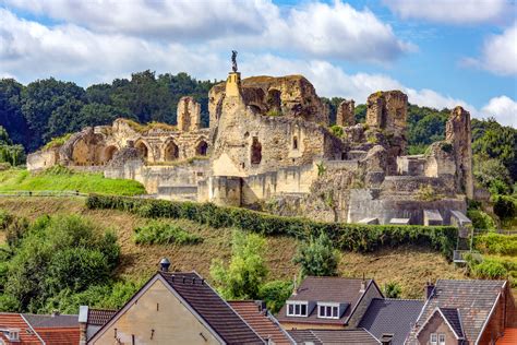 Overzichtskaart met diverse bezienswaardigheden en activiteiten in Valkenburg