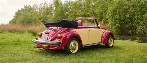 Verzameling van diverse voertuigen: een Kever cabrio, een Vespa, een Tuktuk en een Segway