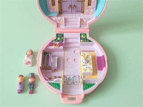 Een selectie van iconisch speelgoed uit de jaren '90, zoals een Tamagotchi, Flippo's en een Polly Pocket huisje.