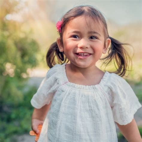 Afbeelding van een kind dat online zangles volgt via een laptop