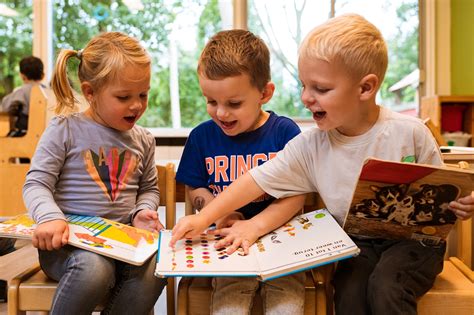 Kinderen spelen met blokken in een hoekje, wat een gelegenheid biedt voor gesprek.