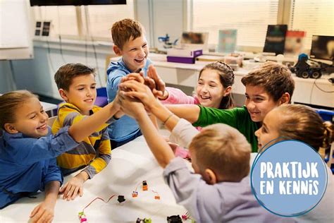 Een groepje kinderen werkt samen aan een puzzel, wat interactie stimuleert.
