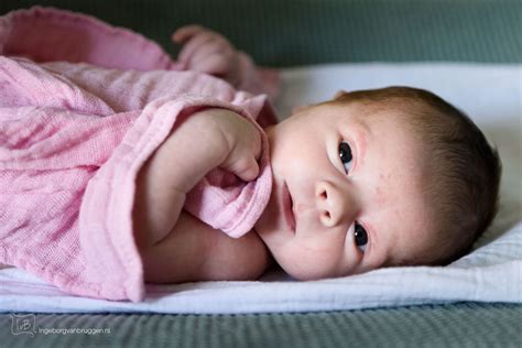 Fotografe in een studio met een pasgeboren baby